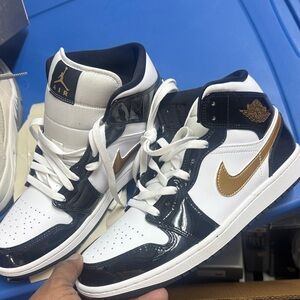 Air Jordan 1 Mid SEAthletic Shoes Black White Gold